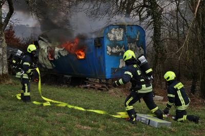 Berglen: Bauwagen brennt vollstaendig nieder und stuerzt ein - Feuerwehr im Einsatz